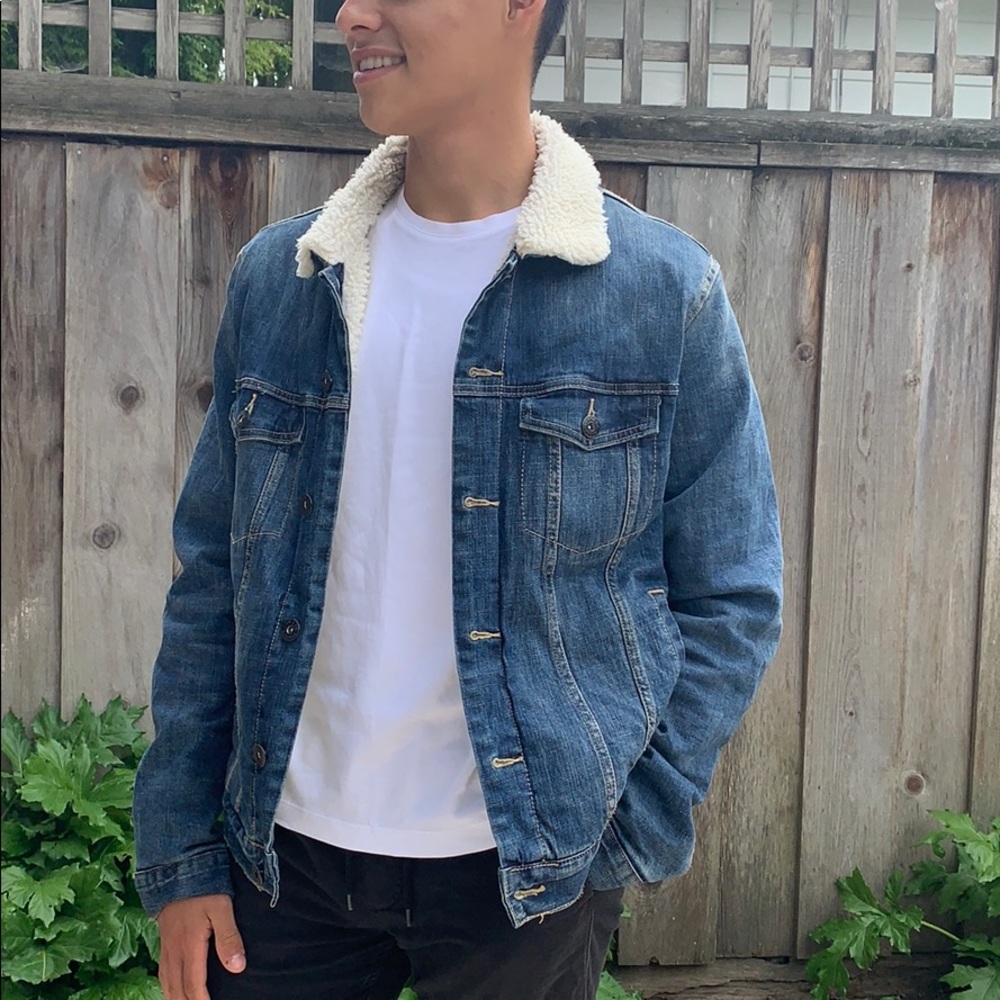 Men’s Sherpa lined jean jacket.